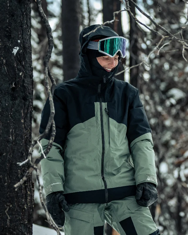 At Stretch Gore-Tex Jacket - Lichen Green Front Pockets Side Pockets Patch Pockets